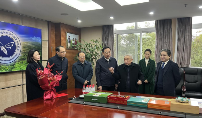 重庆市张安疆副市长慰问向仲怀院士并关心实验室发展